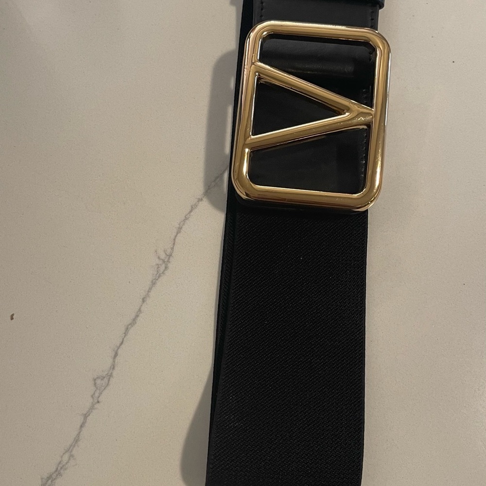 SOLD!!!!!!!!’V’ Buckle Vegan & Elastic Belt. 31 - 39 inches fully stretched